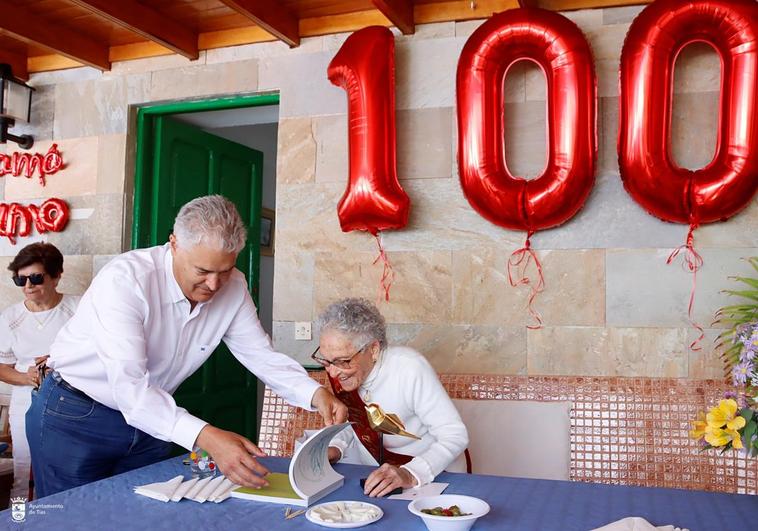 Homenaje a una vecina centenaria de Mácher