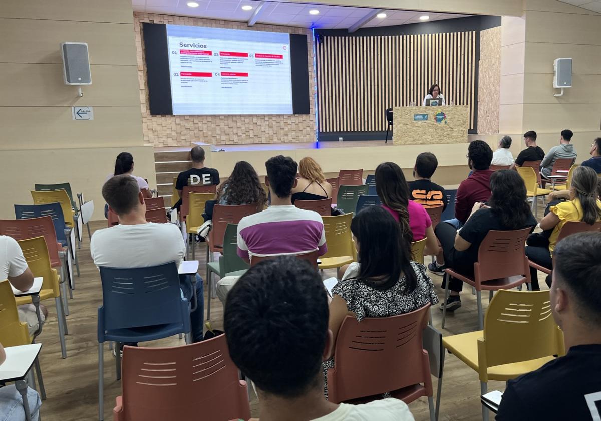 Becarios del verano pasado, durante la presentación.