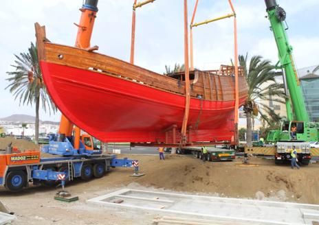 Imagen secundaria 1 - Reparación y traslado de la nave, en fotos de 2012 y 2014. El personaje es el capitán Etayo Elizondo.