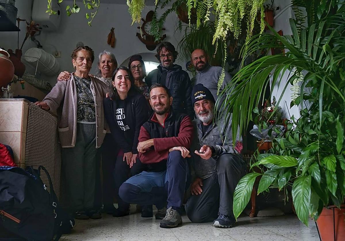Visita del equipo de la investigación a la casa de Carmela Lugo, última locera tradicional de Lugarejos.