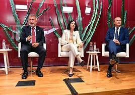 De izquierda a derecha. Ángel Víctor Torres; Carolina Darias y Augusto Hidalgo.