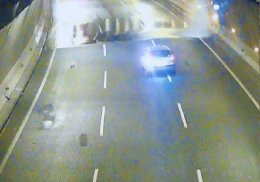 La rotura de una tubería obliga a cerrar el carril derecho del Túnel de Adolfo Cañas