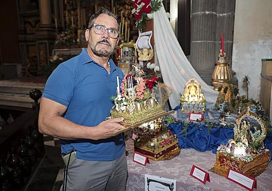 Alexis Jiménez Talavera junto a los tronos en miniatura que realiza.