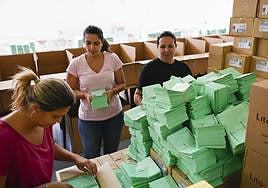 Preparativos para que los ciudadanos puedan votar este domingo.