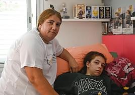 Nely Valido con su hija Chantal en la habitación en la que ambas duermen.