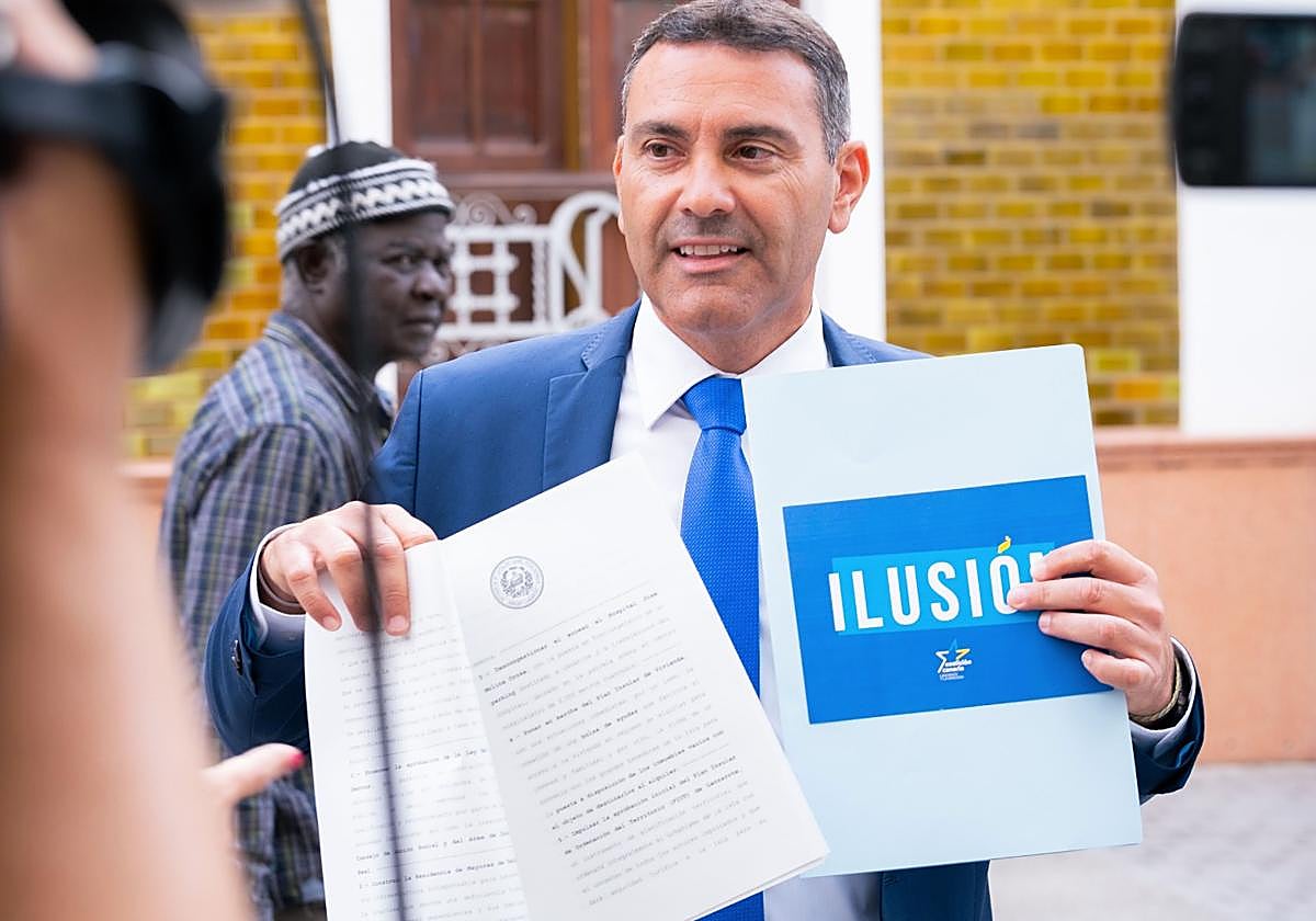 Oswaldo Betancort en la calle Real de Arrecife, con el documento firmado.