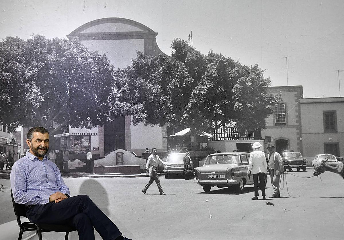 Miguel Vega posa junto a la imagen que abre la exposición en la ermita de San Pedro Mártir.