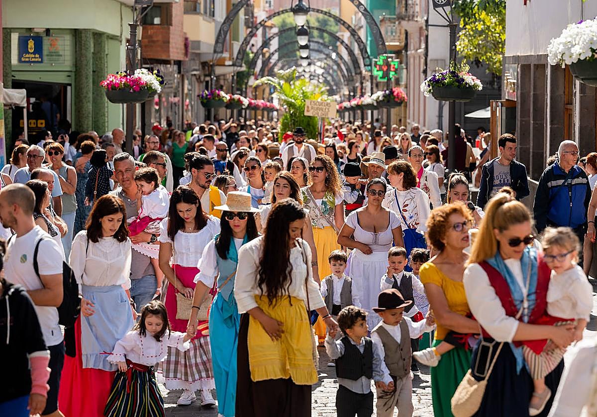 Las calles del casco histórico de Gáldar se llenaron de tipismo este viernes.