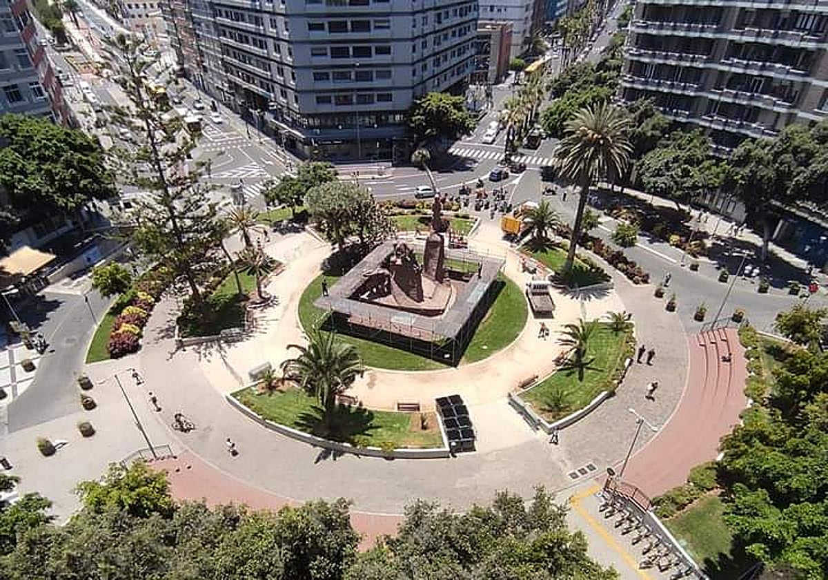 La plaza está lista para el sábado.