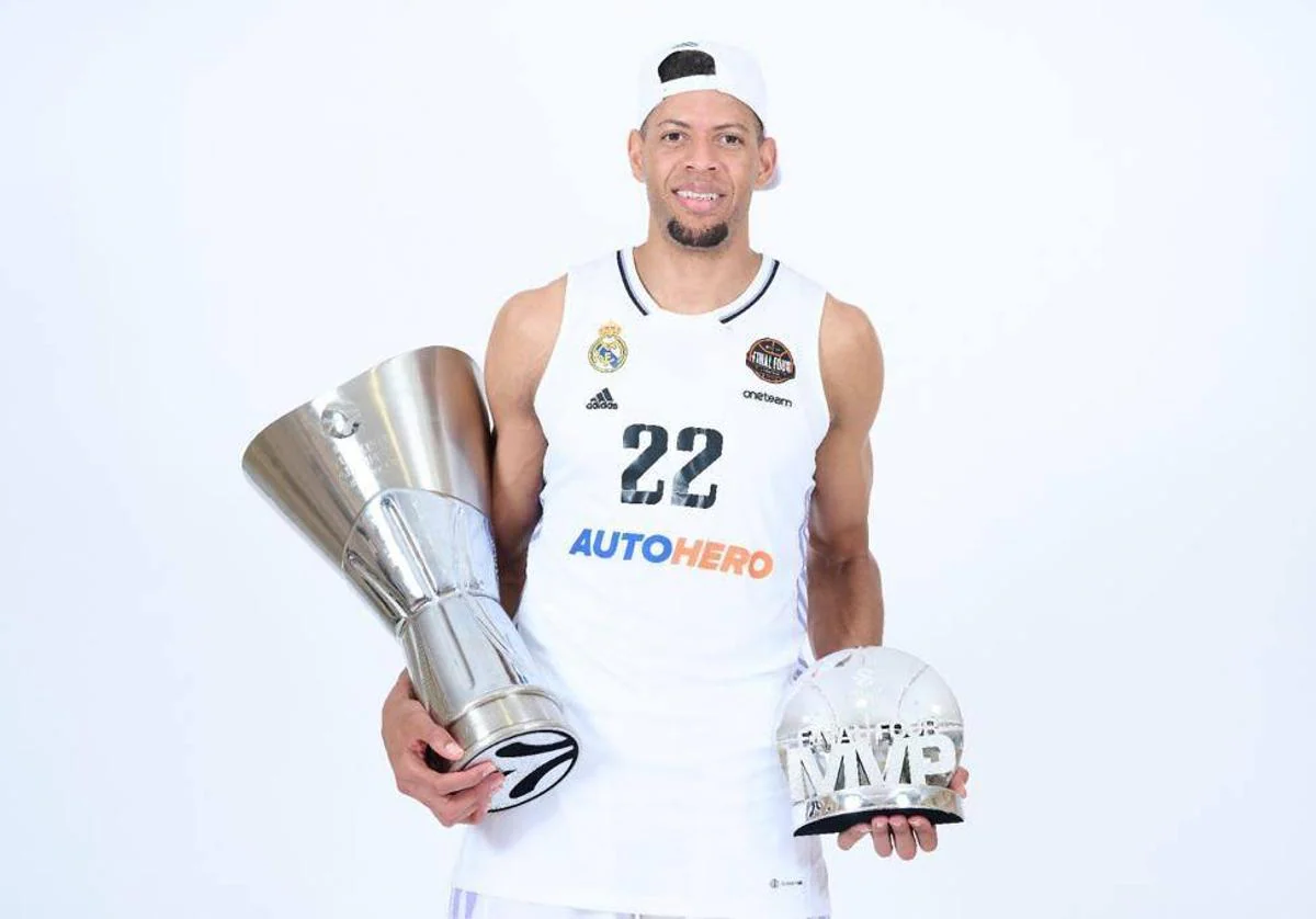 Edy Tavares posa con el trofeo de campeón de la Euroliga y de MVP de la presente edición.