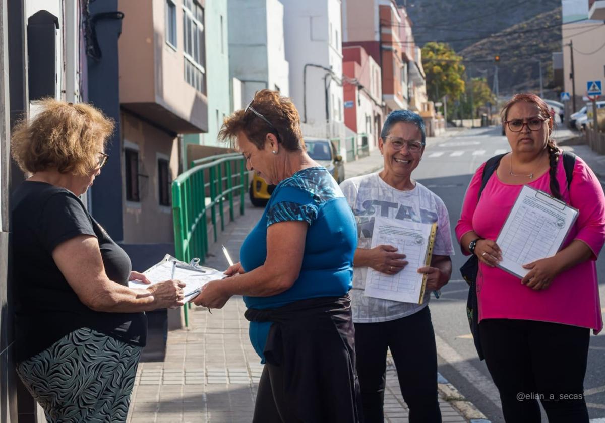 Dolores Ortega, Rita Sosa y Miriam CarolinaSegura recogen apoyos para abrir el nuevo acceso.
