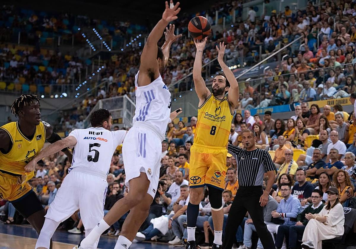 Vitor Benite lanza a canasta durante el encuentro entre ambos equipos en el Arena.