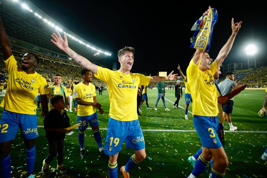 Emotiva celebración de los jugadores de la UD en el Gran Canaria