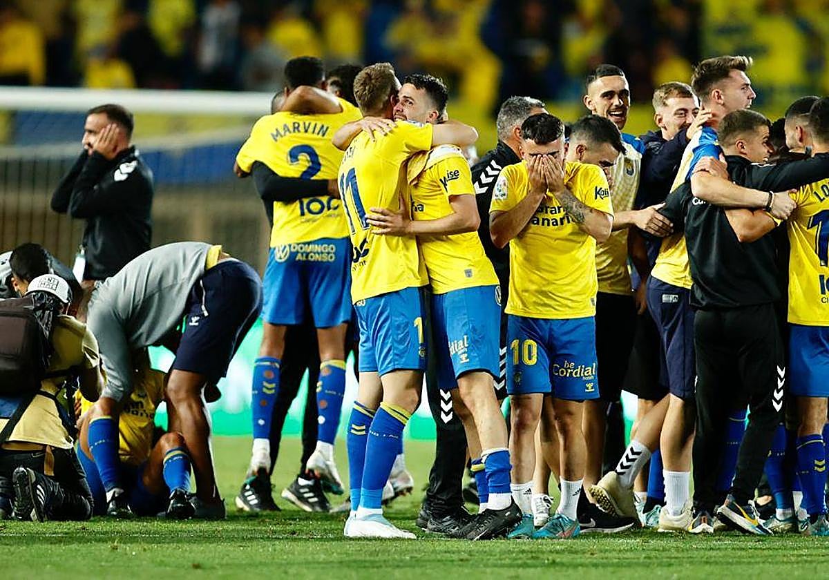 Emotiva celebración de los jugadores de la UD en el Gran Canaria