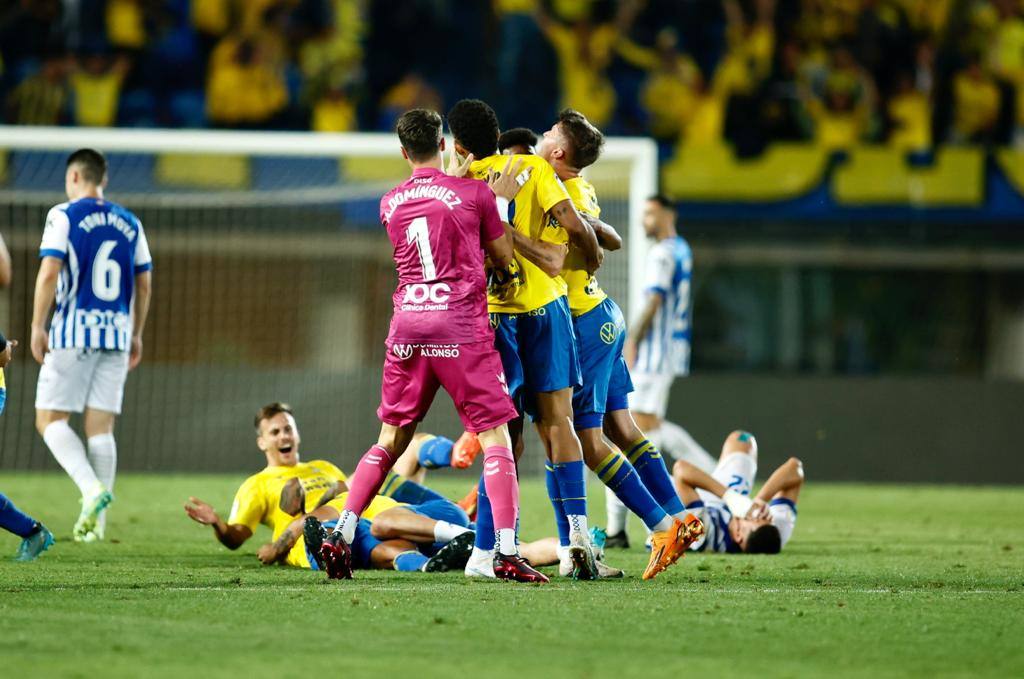 Emotiva celebración de los jugadores de la UD en el Gran Canaria