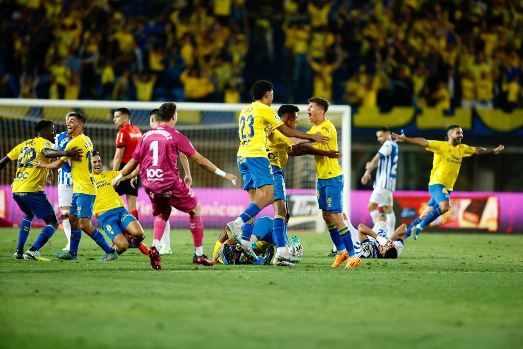 Emotiva celebración de los jugadores de la UD en el Gran Canaria
