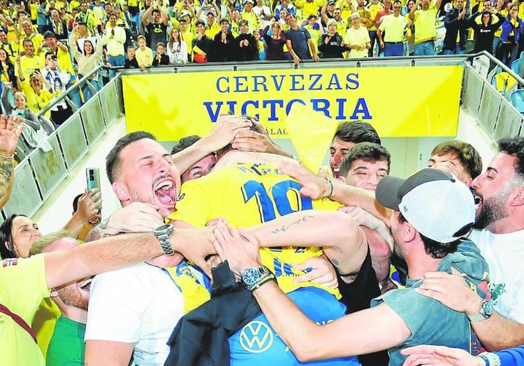 Emotiva celebración de los jugadores de la UD en el Gran Canaria