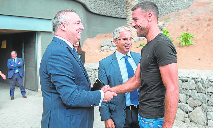 Imagen principal - Cinco años para volver al paraíso