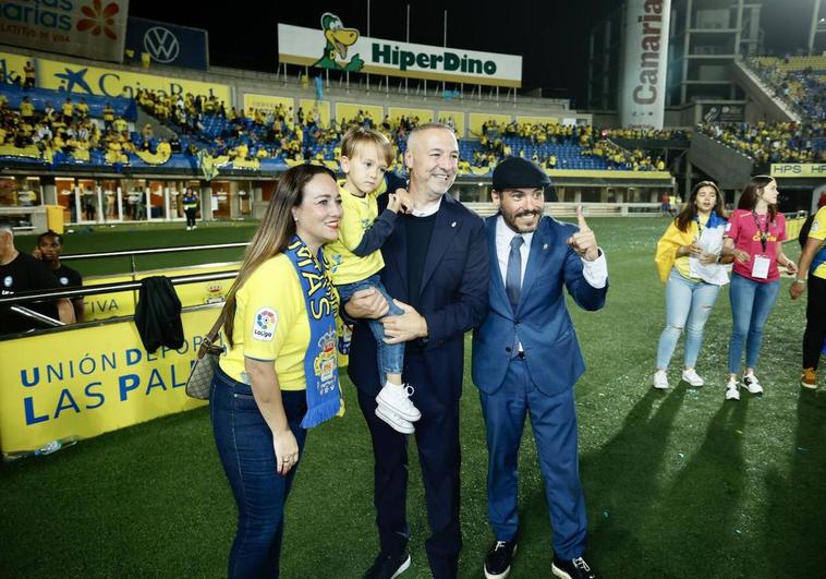 Miguel Ángel Ramírez celebró su tercer ascenso, segundo a Primera, con su nieto en brazos. Rubén Fontes, delegado del equipo, y su mujer le acompañan en la foto.