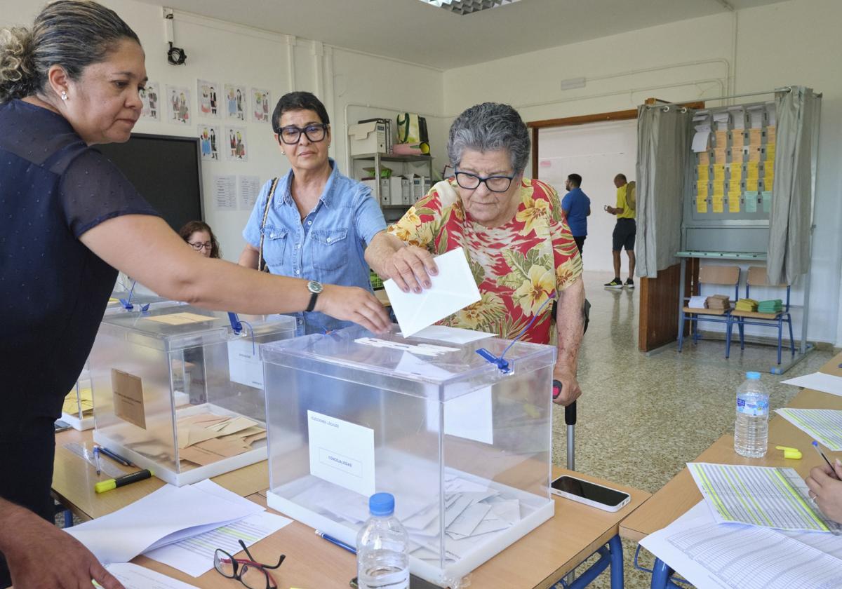 Madre e hija acuden a votar en Fuerteventura.
