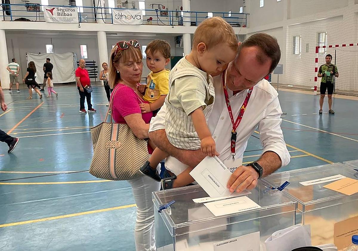 Óscar Hernández acudió a votar junto a uno de sus nietos.
