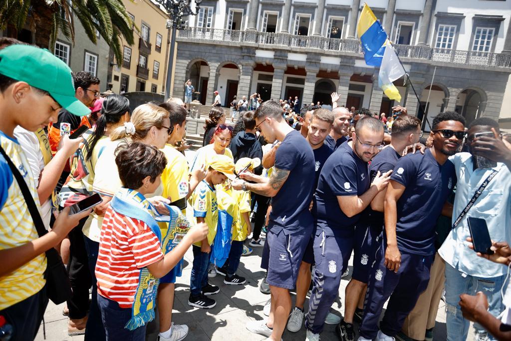 El recibimiento de los aficionados de la UD en su visita al Ayuntamiento, en imágenes