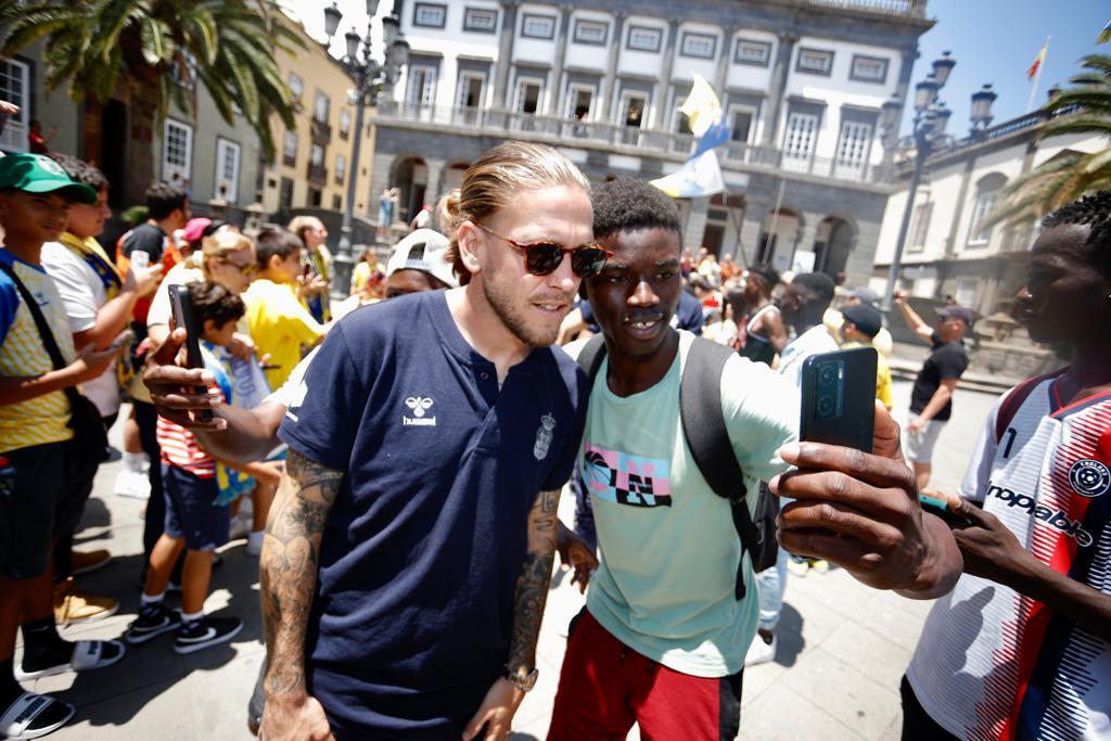 El recibimiento de los aficionados de la UD en su visita al Ayuntamiento, en imágenes