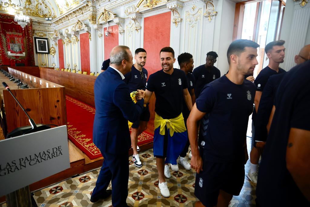 El recibimiento de los aficionados de la UD en su visita al Ayuntamiento, en imágenes