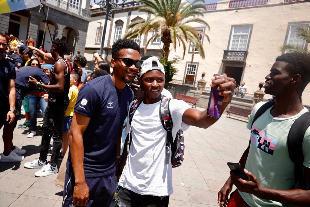 El recibimiento de los aficionados de la UD en su visita al Ayuntamiento, en imágenes