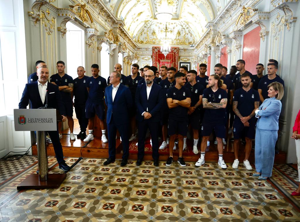 El recibimiento de los aficionados de la UD en su visita al Ayuntamiento, en imágenes