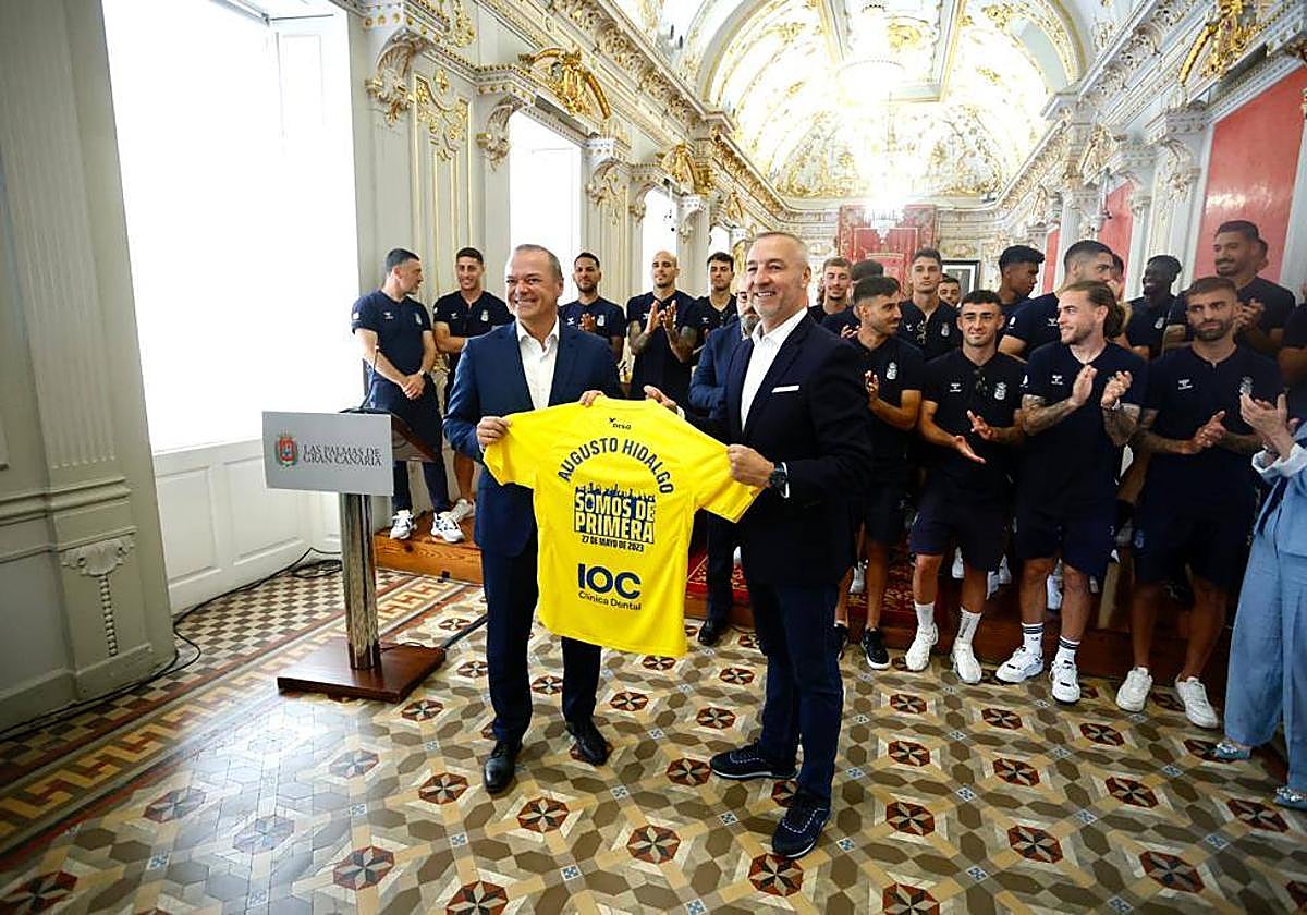 El recibimiento de los aficionados de la UD en su visita al Ayuntamiento, en imágenes