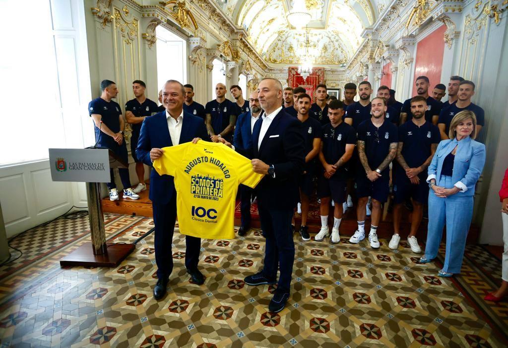 El recibimiento de los aficionados de la UD en su visita al Ayuntamiento, en imágenes