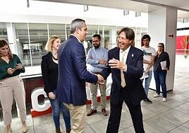 Miguel Jorge saluda al candidato de UxGC al Cabildo, José María Ponce.