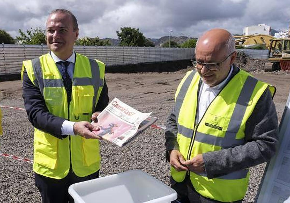 Augusto Hidalgo y Antonio Morales en la colocación de la primera piedra de una obra.