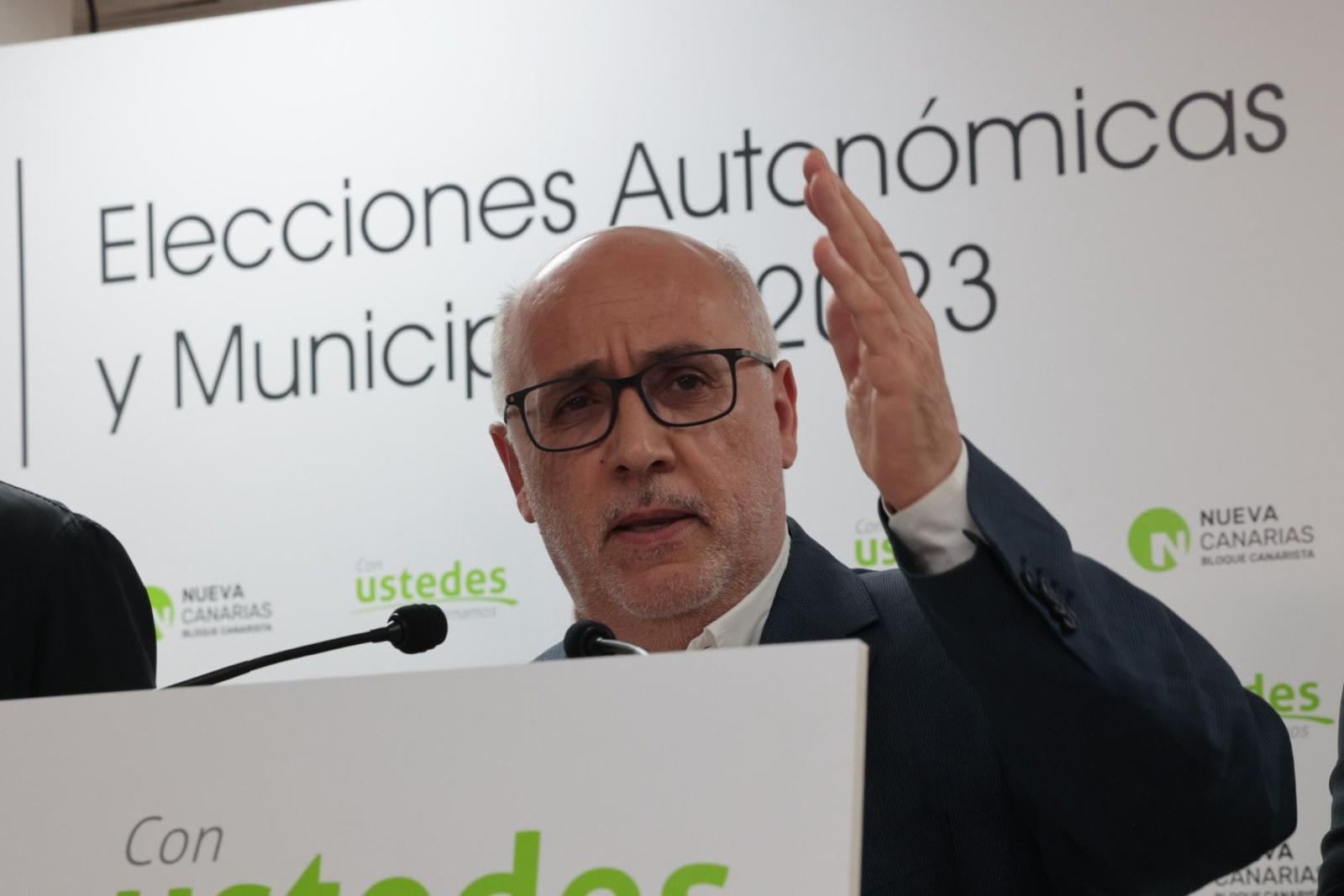 Imagen principal - La bajada de Nueva Canarias deja a Román Rodríguez sin escaño en el Parlamento canario