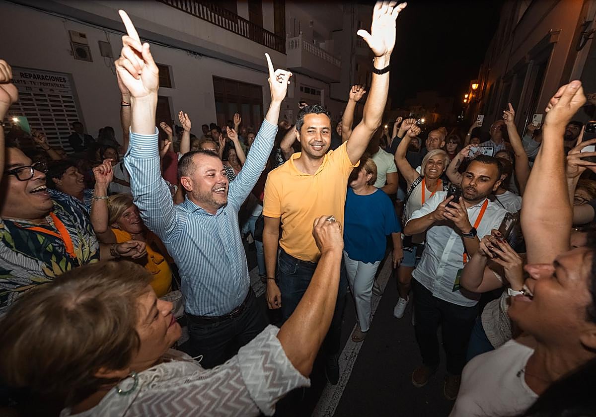 Imagen de Teodoro Sosa y Jesús González la noche electoral.