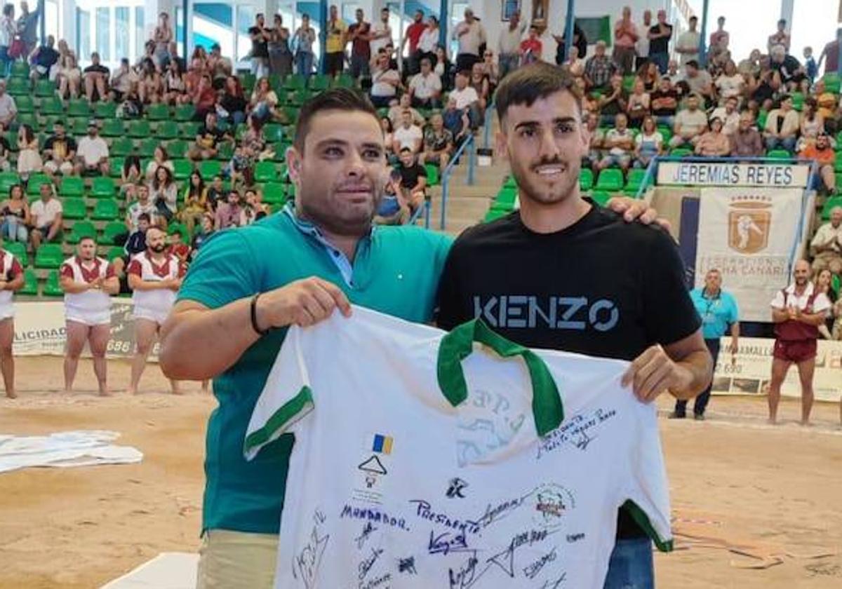 Ovación en Tenerife para el ascenso de la UD con la Luchada Institucional