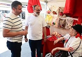 El edil Sergio Vega y el alcalde, Francisco García, ambos en funciones, en una feria, este lunes, en Vecindario.