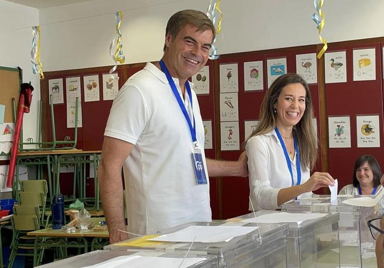 Fernando Enseñat, candidato a la alcaldía de Puerto del Rosario, y Jessica de León, candidata a la presidencia del Cabildo de Fuerteventura, por el Partido Popular.