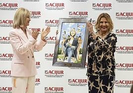 A la derecha, la magistrada premiada, Reyes Martel.