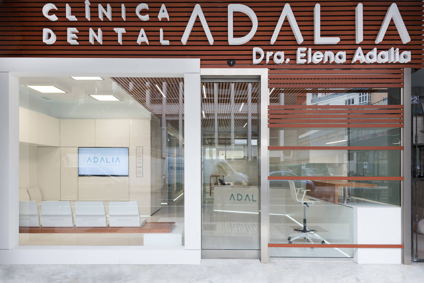 Consultar las opiniones y referencias de otros pacientes puede proporcionarte información valiosa sobre la calidad de los servicios ofrecidos por un dentista.