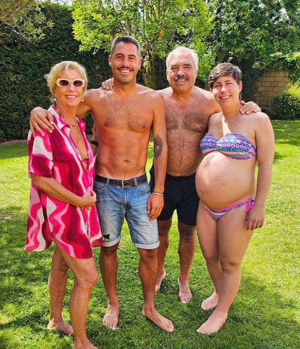 Carla Suárez acompañada de sus padres y su hermano en la recta final de su embarazo.