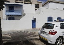 Policía Portuaria custodiando la casa ocupada en el Charco.