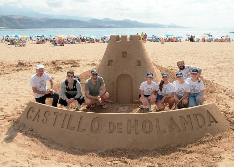 Castillo de Holanda celebra el Día de Canarias en familia en la Playa de las Canteras