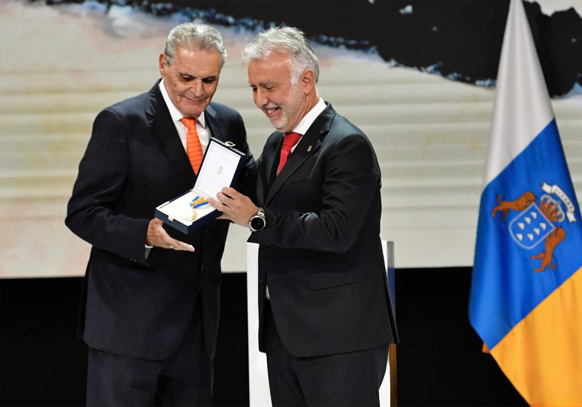 Juan Francisco García, presidente del Consejo de Administración de Informaciones Canarias Sociedad Anónima y uno de los socios fundadores, recogió el premio.