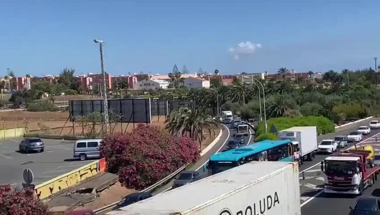Vuelca un camión cisterna en la GC-1