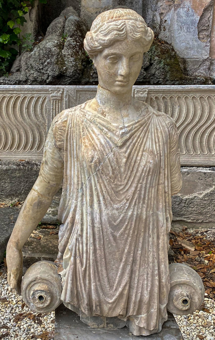 Una noche de 1978 alguien robó la cabeza de una estatua milenaria en la villa romana de la familia Torlonia. Ahora, casi medio siglo después de su misterioso hurto, el busto ha sido devuelto a sus dueños, inmersos en un programa para proteger y exhibir su inestimable colección de mármoles. Los Torlonia son una antigua y noble dinastía romana que durante siglos acumuló la considerada mayor colección privada de esculturas greco-romanas del planeta, aunque hasta la fecha este auténtico tesoro artístico estaba incompleto debido a un misterioso robo. En la noche alguien accedió al fastuoso palacio familiar, la villa Albani Torlonia, en el corazón de Roma, y se llevó cuatro piezas, entre ellas la cabeza de una hermosa figura femenina romana de mármol que, con dos ánforas en sus manos, vertía agua en una fuente de su jardín.