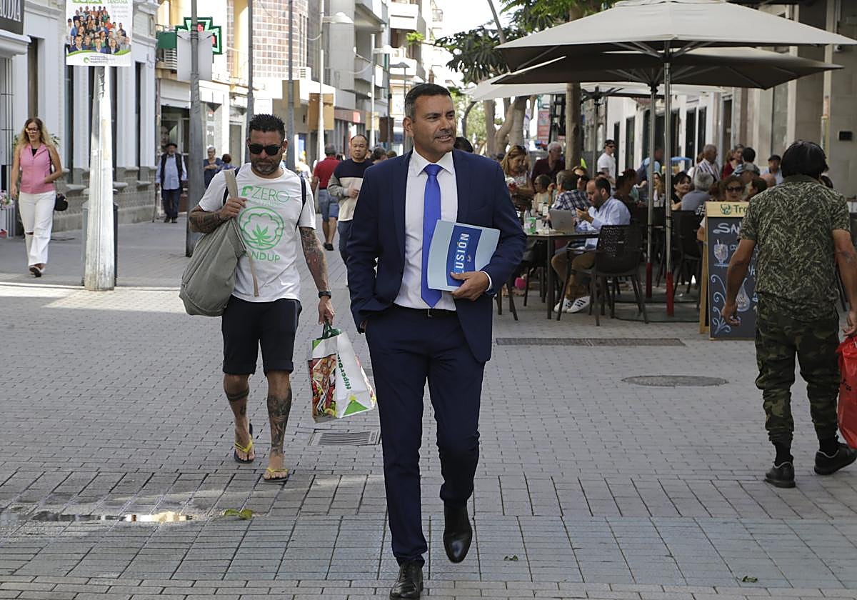 Oswaldo Betancort, presidente electo del Cabildo, paseando por la calle Real de Arrecife.