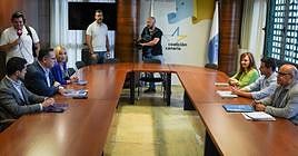 Imagen de la reunión de las comisiones negociadoras de PP (i) y CC esta semana.