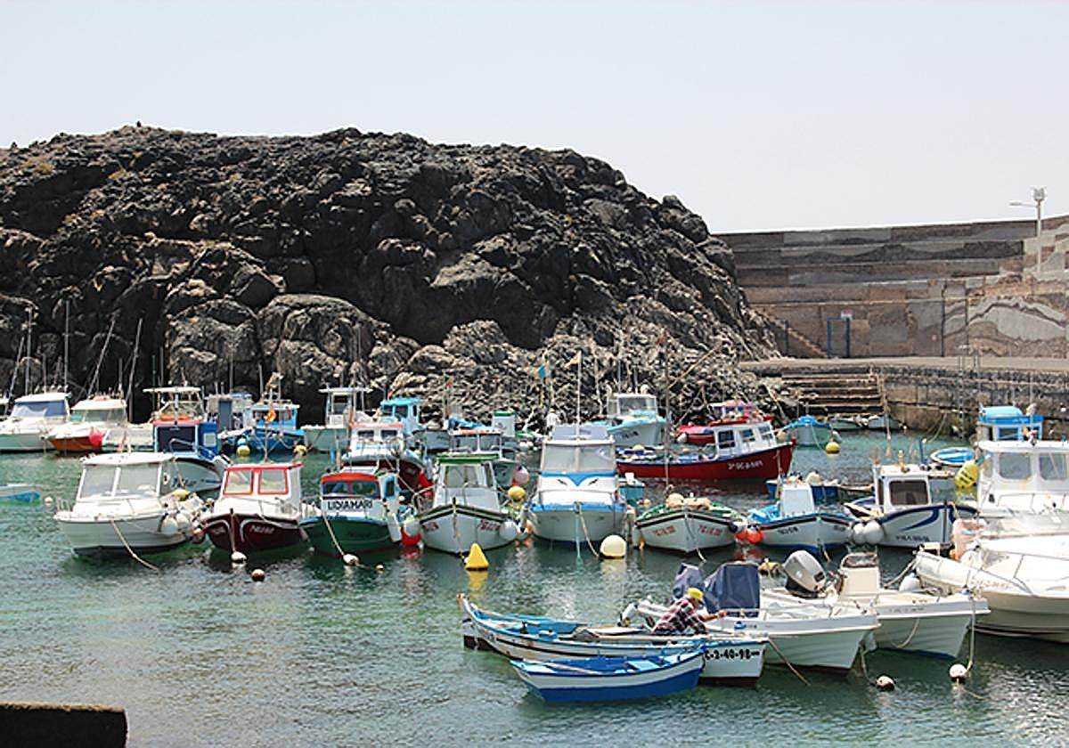 El muelle pesquero de El Cotillo, con el Roque de los Pescadores.